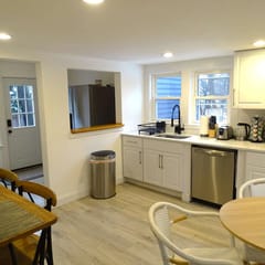 Comfortable 3 Bed Apt in Quiet Neighborhood