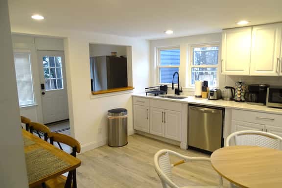 Comfortable 3 Bed Apt in Quiet Neighborhood - Image 1