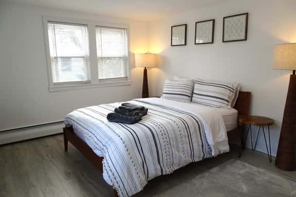 Cozy 3 Bed Apt in Quiet Neighborhood - Image 1