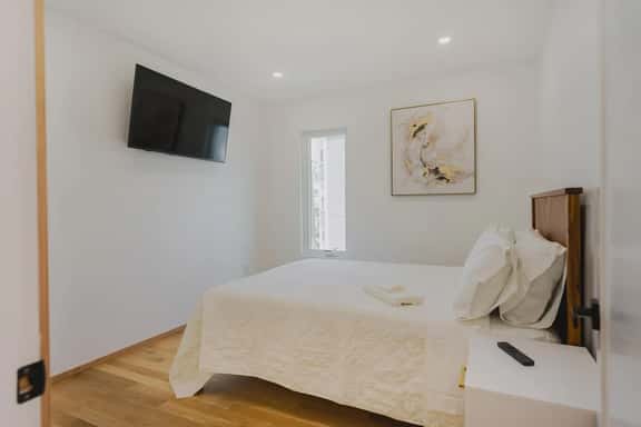 One Bedroom Short Walk to Airport - Image 1