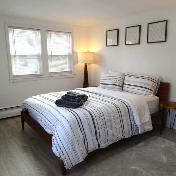 Cozy 3 Bed Apt in Quiet Neighborhood - Image 1