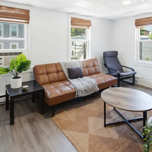 2BR Near Airport, public transit to downtown! - Image 1