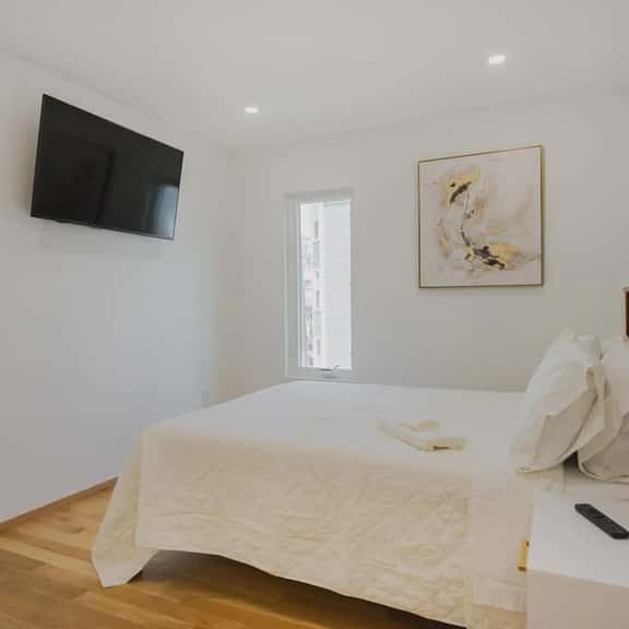 One Bedroom Short Walk to Airport - Image 1