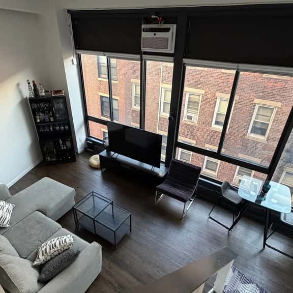 Unique and Sunny 1 Bed in Back Bay - Image 1