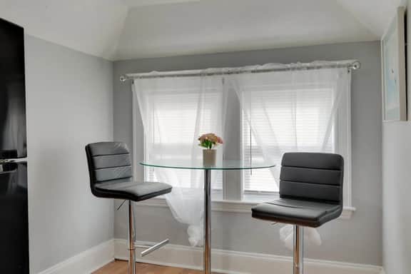 Spacious and Comfortable 1 Bed 25 km from Gillette - Image 5