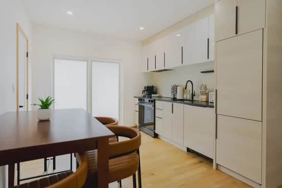 One Bedroom Short Walk to Airport