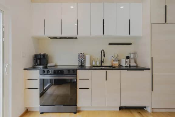 One Bedroom Short Walk to Airport
