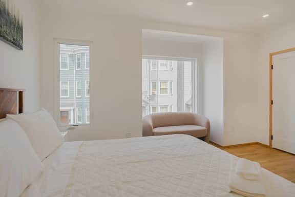 Bright Private 1 BD in E Boston Near to Everything