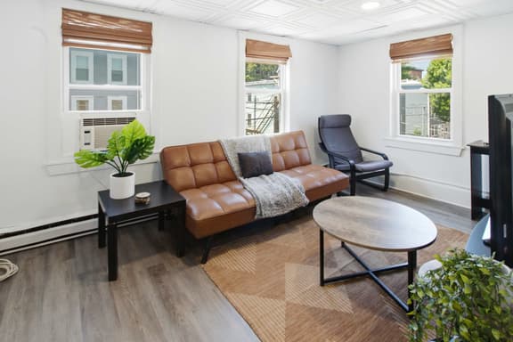 2BR Near Airport, public transit to downtown! - Image 1