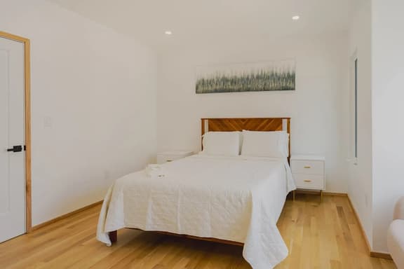 Bright Private 1 BD in E Boston Near to Everything